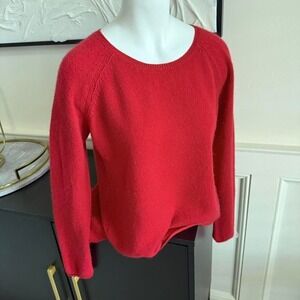 Red cashmere sweater‎ with a relaxed fit